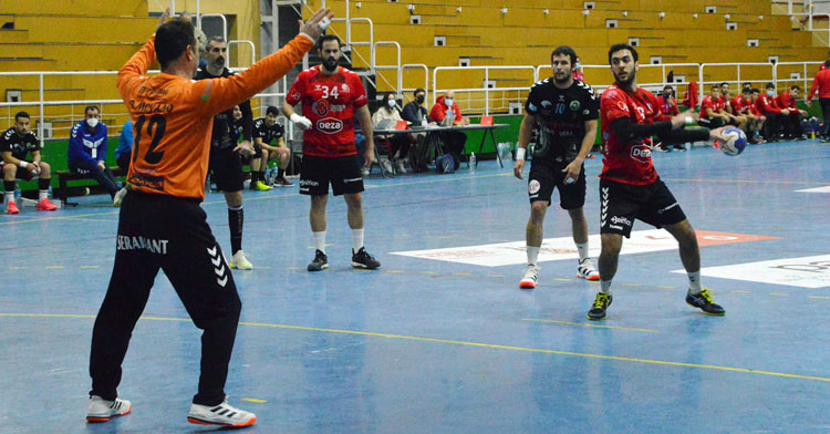 Esteban López se apresta a ejecutar un siete metros. Foto: CBM