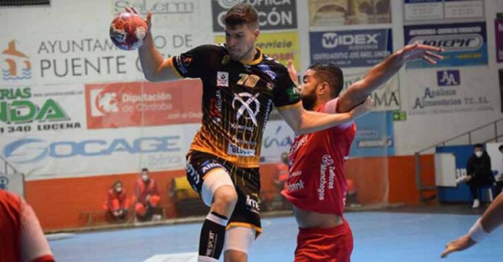David Estepa se levanta ante un jugador del Cuenca