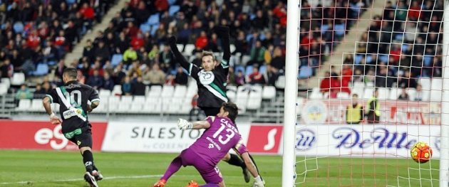 Florin celebrando su gol ante el Almería.