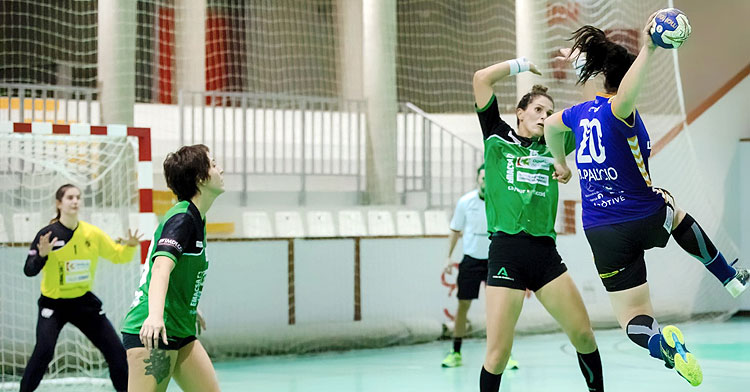 La defensa de Adesal trabajando ante el ataque gijonés. Foto: CBM La Calzada