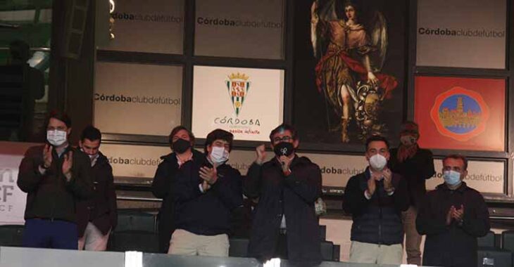 El consejo de administración del Córdoba CF aplaudiendo a su plantilla al término del partido.