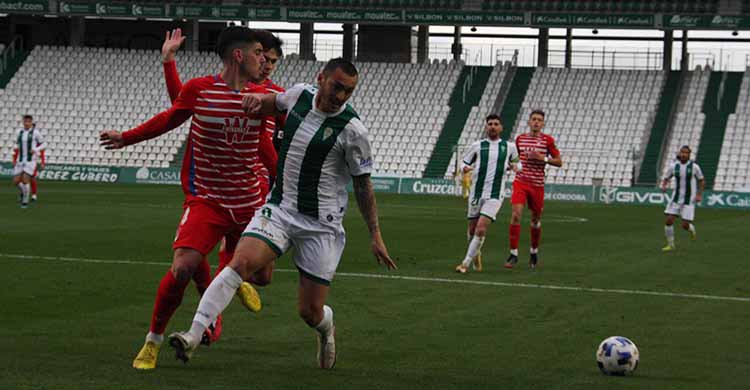 Moutinho presionado por un jugador del Recreativo Granada.
