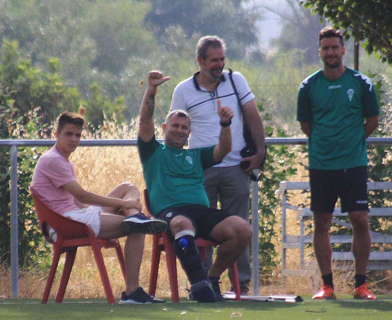 Gaspar Gálvez junto a Javi Moreno saludando a la cámara de Cordobadeprte en su etapa como técnicos del juvenil del Córdoba CF.