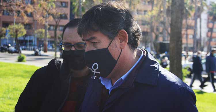 Javier González Calvo atendiendo a los medios.