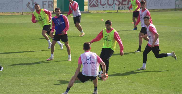 Jesús Álvaro avanza con el baló con Carlos Valverde al fondo.