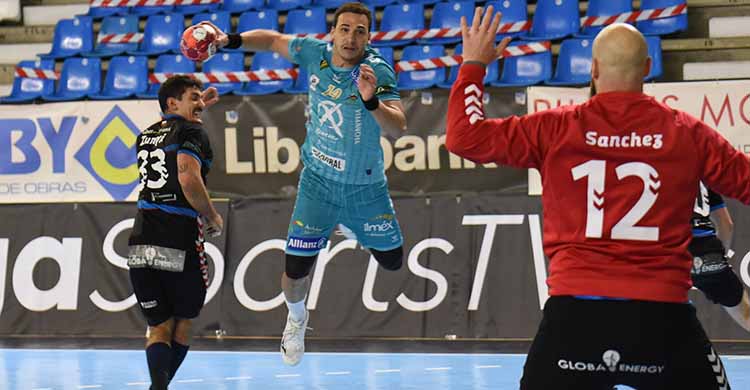 Joao Pedro en suspensión ante el meta del Sinfín Ernesto Sánchez.
