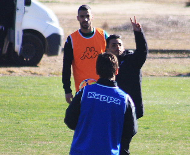 Jorge Romero dando instrucciones con Jovanovic de espaldas y Álex Vallejo al fondo.