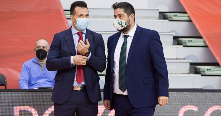 Josan González dialogando con el entrenador de ElPozo, Diego Giustozzi, antes de empezar el encuentro. Foto: Pascu Méndez / ElPozo Murcia