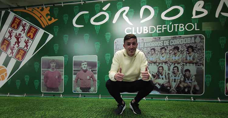 Alberto Ródenas posando en su presentación como nuevo jugador del Córdoba CF.