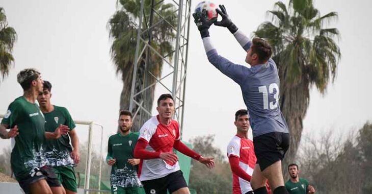 Juliaan Laverge atrapando un balón aéreo bajo la mirada de Alberto Ródenas