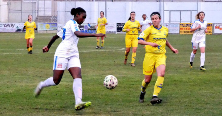 Naomie se dispone a domar el balón ante una jugadora amarilla. Foto: FF La Solana