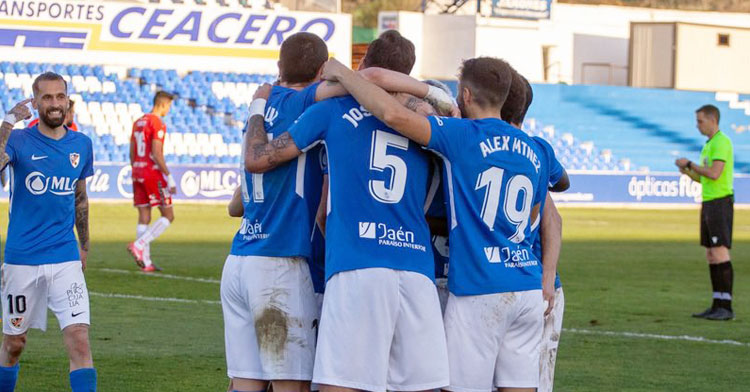 Los jugadores del Linares celebrando uno de sus tantos al Real Murcia. Foto: Linares Deportivo