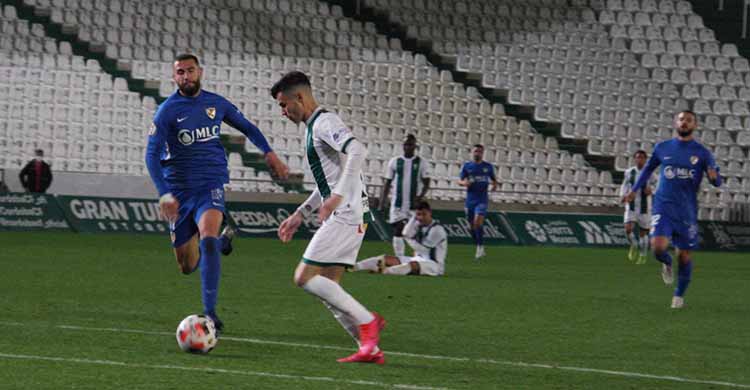 Luismi antes de encañonar para lograr su primer gol con el primer equipo y dar la victoria ante el Linares.