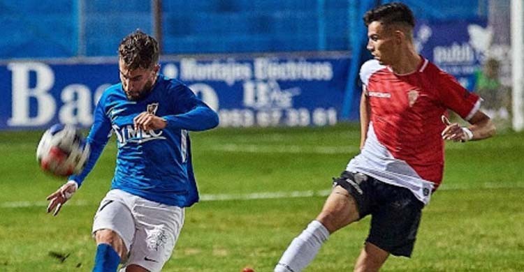 José Cruz despejando un balón ante Luismi en el partido de la primera vuelta en Linarejos.José Cruz despejando un balón ante Luismi en el partido de la primera vuelta en Linarejos.