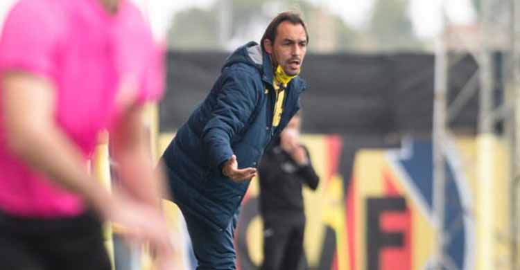 Miguel Tena dirigiendo al Villarreal C en Tercera División.