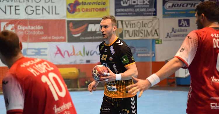 Mitic encarando con pausa la defensa del Cuenca.
