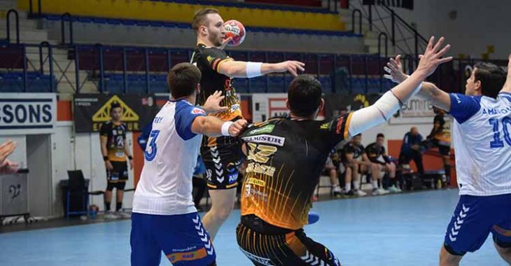 Mitic buscando a un compañero ante la defensa del Fraikin Granollers.