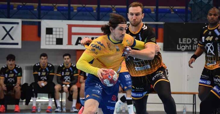 Mitic presionando a un jugador del Villa de Aranda con Mollino al fondo.