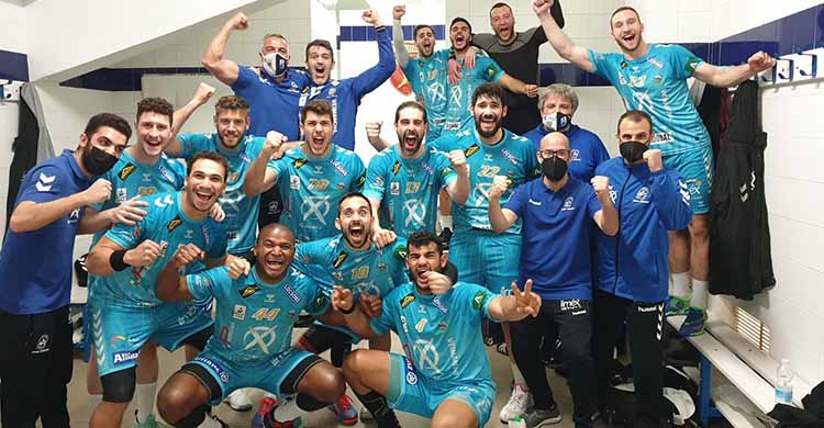 Los pontanos celebrando por todo lo alto su triunfo en el vestuario de León.