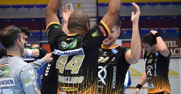 Anderson Mollino abre sus brazos para celebrar la gesta pontana con un compañero.Anderson Mollino abre sus brazos para celebrar la gesta pontana con un compañero.