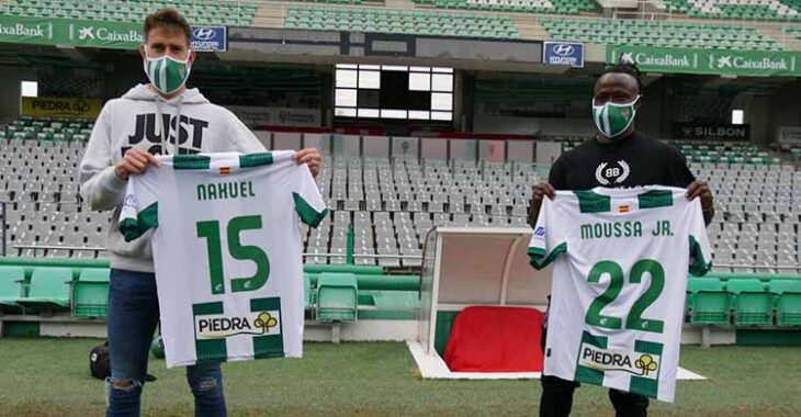 Nahuel Arroyo y Moussa Sidibé mostrando los dorsales de su nueva camiseta blanquiverde.