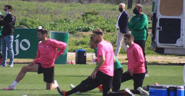 Nahuel Arroyo, Carlos Valverde y Jesús Álvaro estiran tras retirarse de la sesión, con Miguel Valenzuela al fondo.