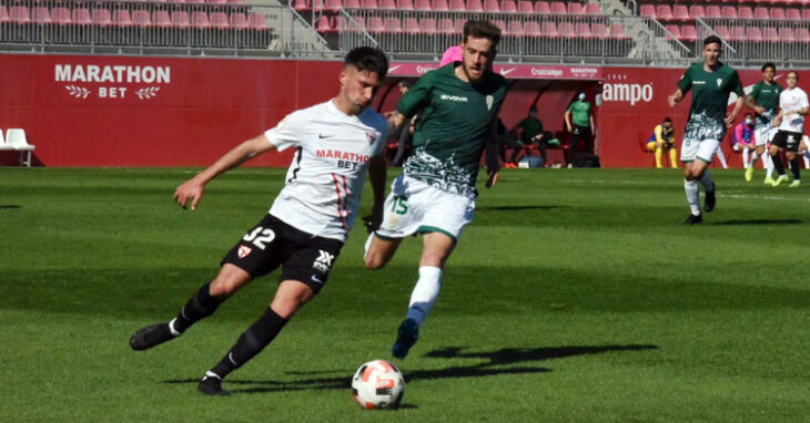 Nahuel Arroyo llega tarde a la presión a un jugador del Sevilla Atlético. Foto: CCF