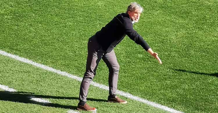 Pablo Alfaro dando instrucciones en la banda.