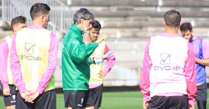 Pablo Alfaro dando instrucciones a sus hombres esta semana con el delantero del filial Diego Domínguez al fondo.