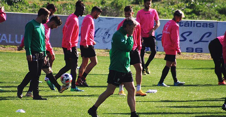 Pablo Alfaro se cubre su rostro en uno de los entrenamientos de esta semana.