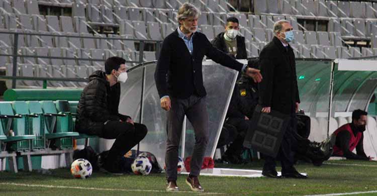 Pablo Alfaro dando instrucciones a sus hombres en los minutos finales.