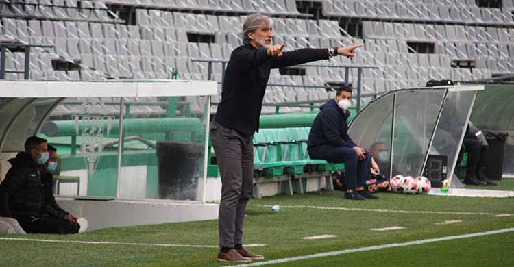 Pablo Alfaro dando instrucciones en la banda.