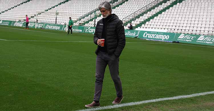Pablo Alfaro en los prolegómenos del partido ante el Linares.
