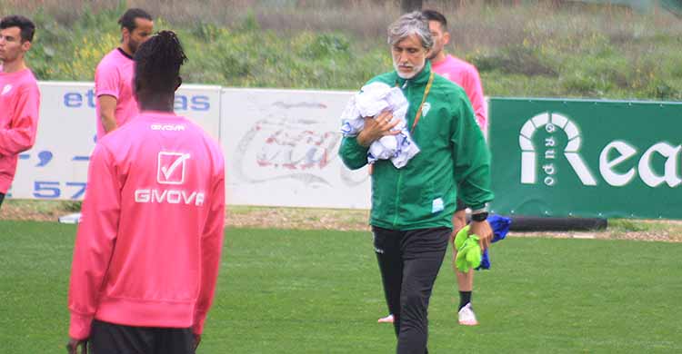 Pablo Alfaro portando varios petos para repartir entre sus jugadores.