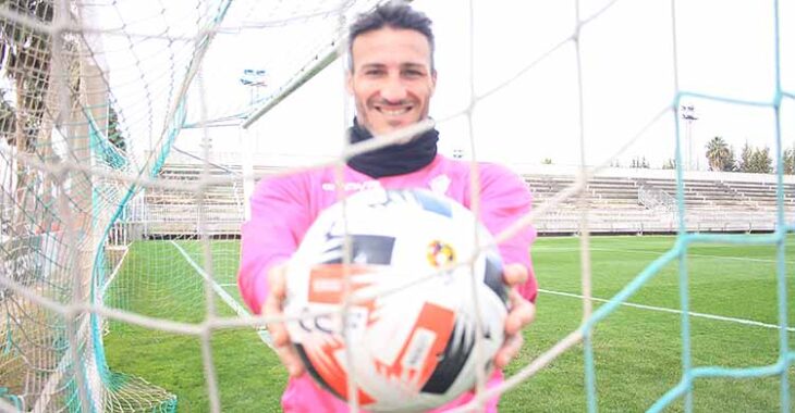 La sonrisa de Piovaccari con el balón en la red de la portería.