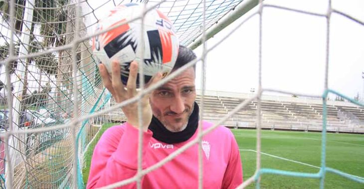 Piovaccari y su poder mental con el balón en su cabeza.