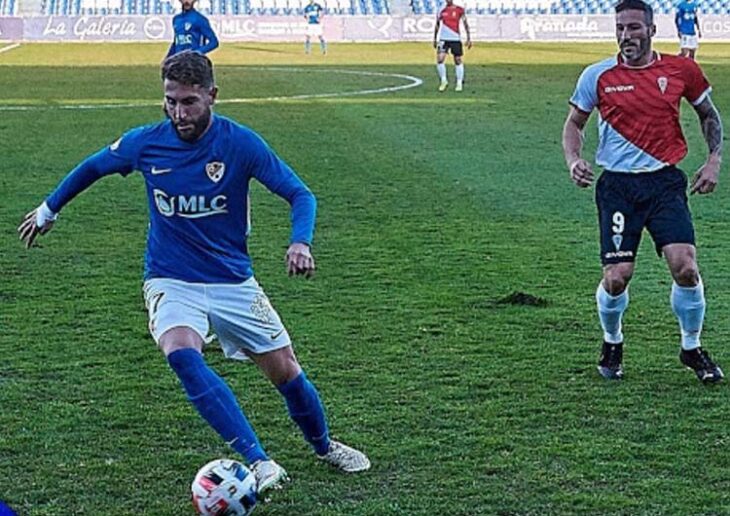José Cruz protege el balón ante la llegada de Piovaccari.