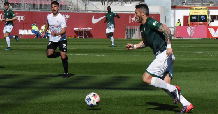 Piovaccari durante una acción del Sevilla Atlético-Córdoba de ayer domingo. Foto: CCF