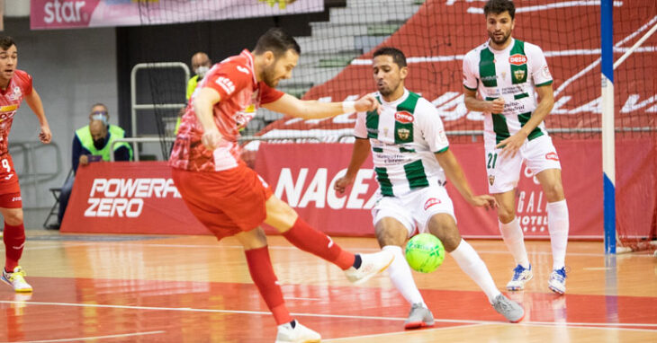 Caio César sale a tapar el disparo de un jugador de ElPozo. Foto: Pascu Méndez / ElPozo Murcia