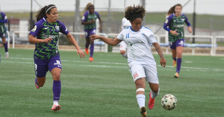 Karla Riley en una acción de ataque de las locales. Foto: Pozoalbense Femenino
