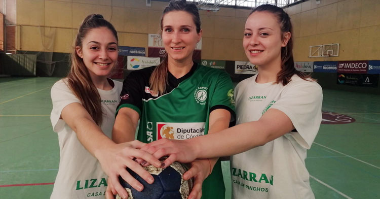 Irene García y Ángela Ruiz, capitanas del equipo, arropan a la rumana Anda Chelaru tras su llegada a La Fuensanta
