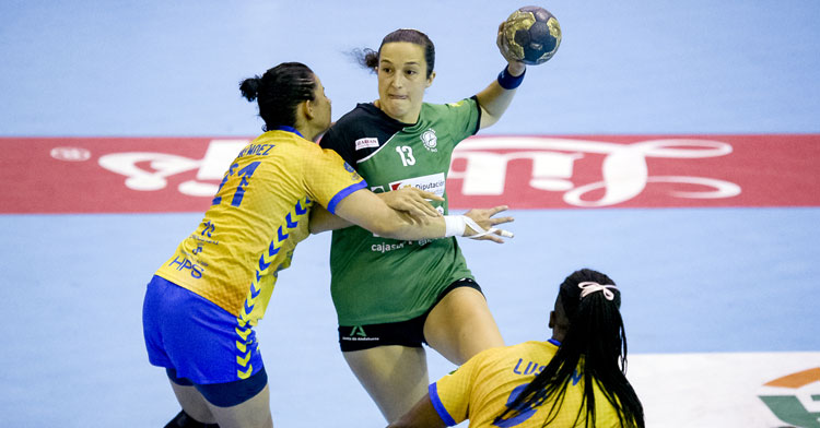 Fanny Monrós intentando un lanzamiento en un partido a domicilio de Adesal. Foto: BM Rocasa