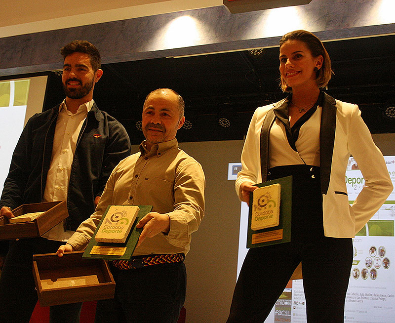 Alfonso Cabello, Rafa Lozano y Lourdes Mohedano recibiendo su merecido homenaje durante la Gala del XVIII Aniversario de Cordobadeporte.com