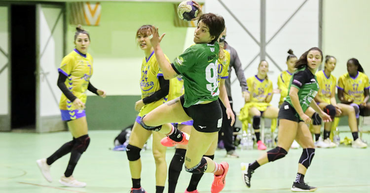 Andrea Roda rematando en seis metros. Foto: Fran Pérez / Balonmano Adesal