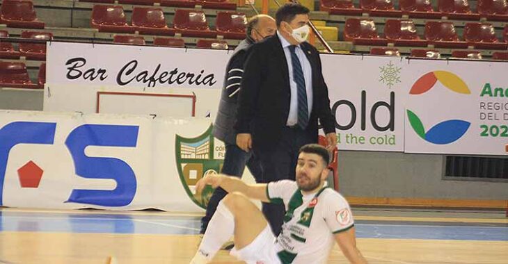 José García Román tras consolar a sus jugadores a la conclusión del partido.