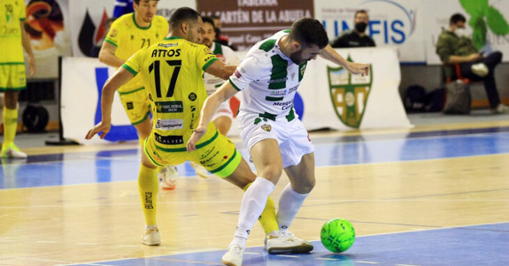 Saura peleando con un jugador del Jaén Paraíso Interior