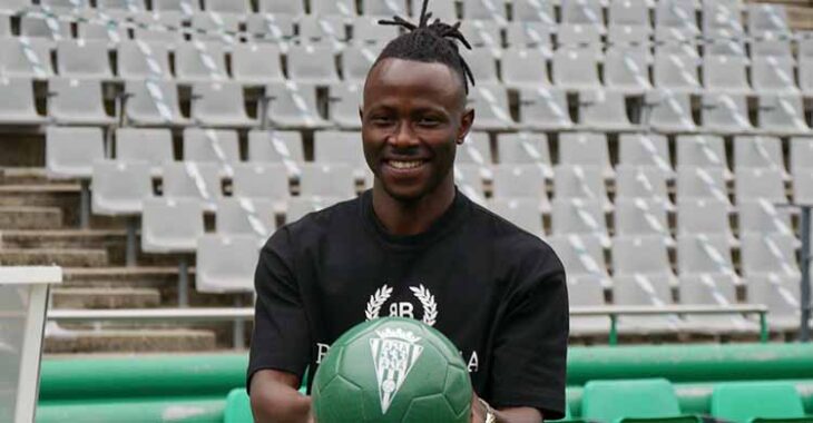 Moussa Sidibé mostrando el balón del Cordoba durante su presentación.