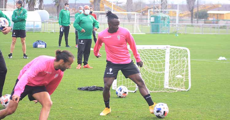 Sidibé controla el balón ante Mario Ortiz baja lo mirada de Pablo Alfaro.