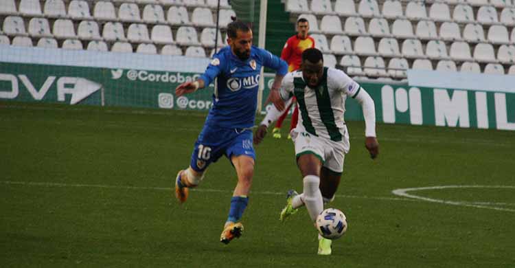 Djak Traore conduce el balón en el duelo contra el Linares. Autor: Paco Jiménez