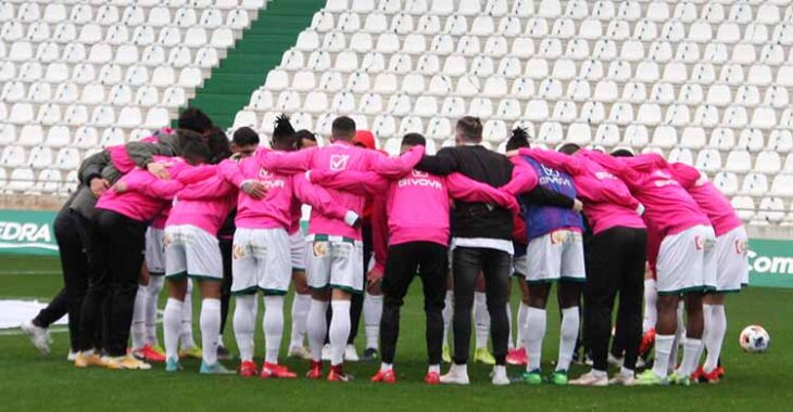 La piña que formó todo el plantel cordobesista en los prolegómenos del partido.